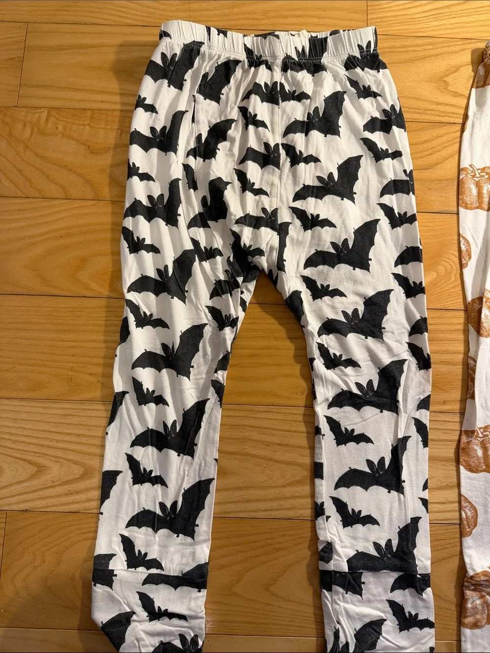 kate quinn Halloween Bat & Pumpkin Leggings - White with Black & Orange Prints